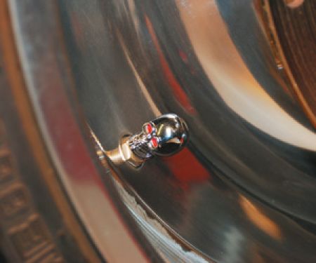 Foliatec AIRCAPS Valve Caps SKULL - chrome with red eyes, 4 pcs.