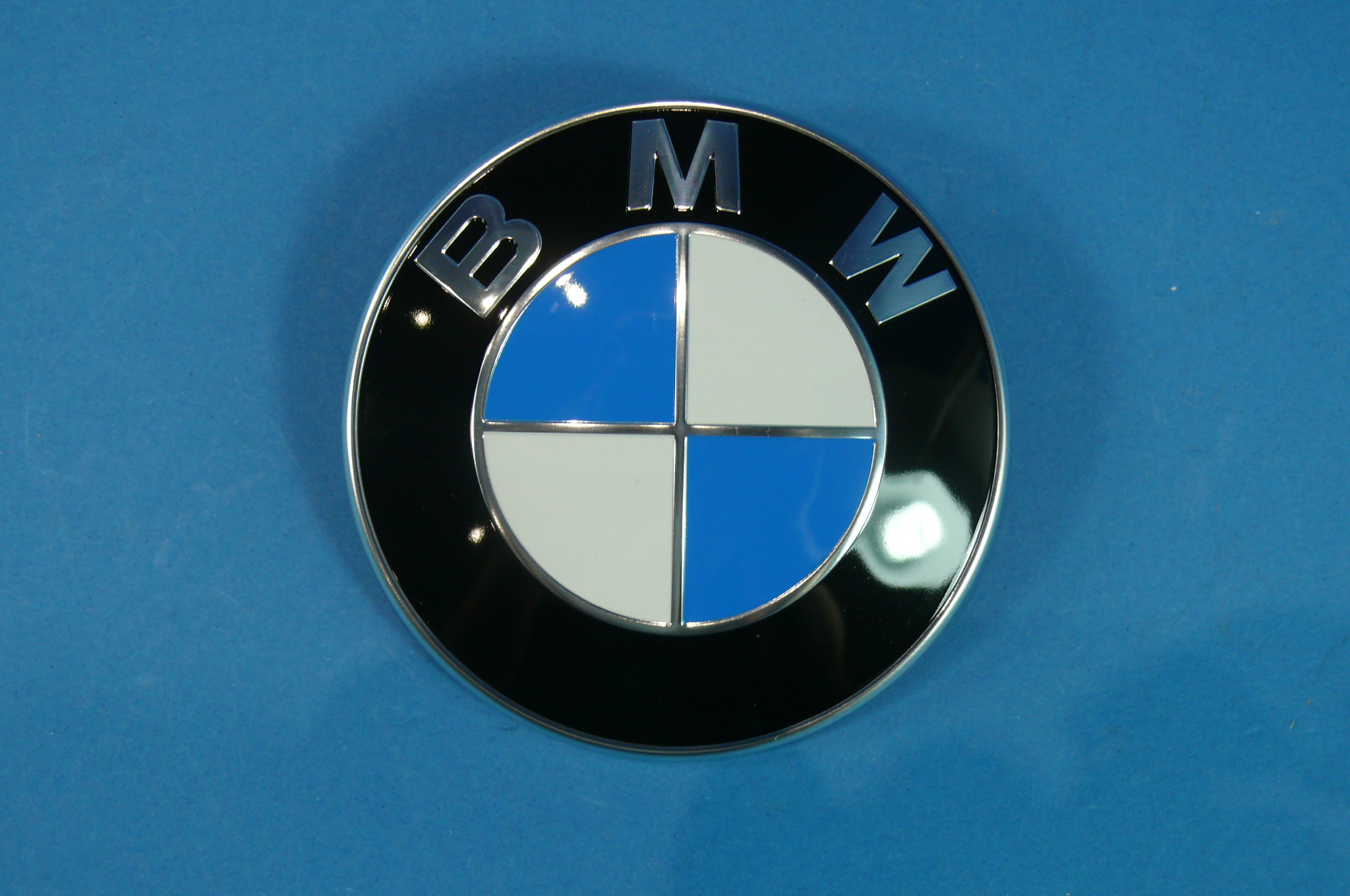 Original BMW Emblem Motorhaube 82mm mit Tüllen BMW 3er E30 vorne