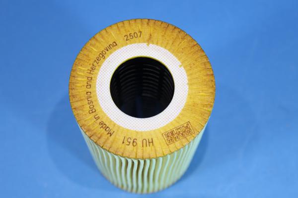 MANN & HUMMEL Ölfilter passend für Mercedes W124 / W140 / W202 / W210 / W463 / Sprinter / Vito / V-Klasse, DAEWOO MUSSO, SSANGYONG REXTON / MUSSO